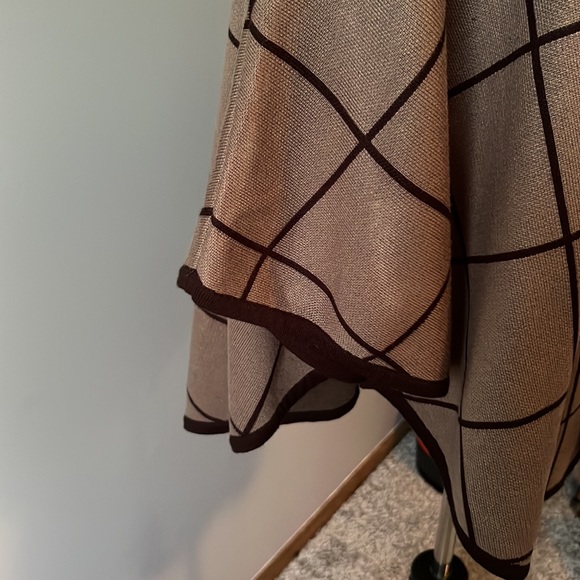 Brown and black poncho - Picture 3 of 9